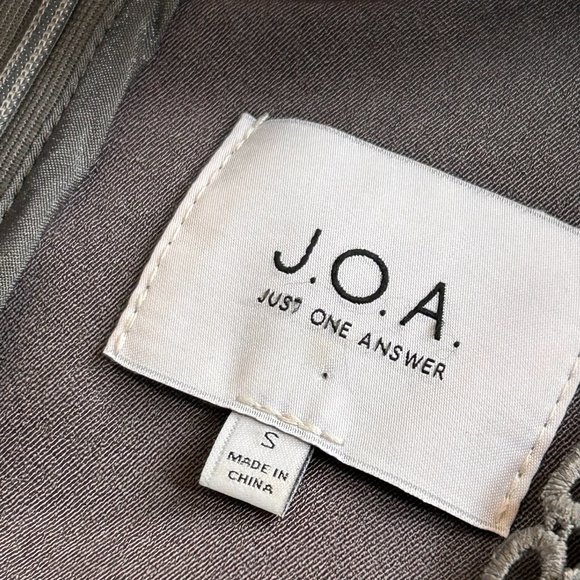 - J.O.A. Keyhole Lace Tiered Dress in Gray with Ruffled Sleeves SMALL   - W562 - Picture 14 of 15